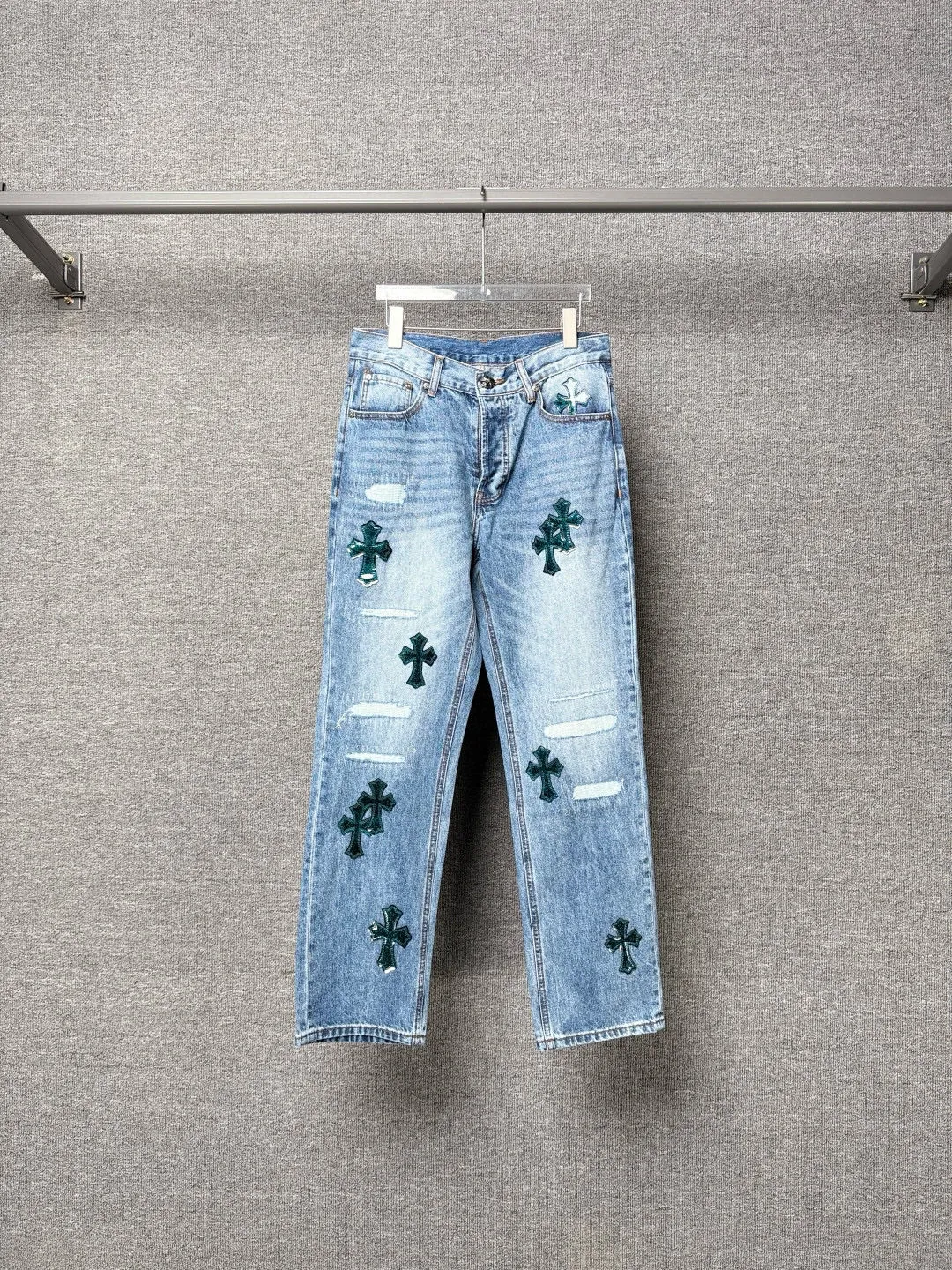 P290 💰 (top version) Croxin & 𝐂𝐡𝐫𝐨𝐦𝐞 𝐇𝐞𝐚𝐫𝐭 ss25 blue pants starry sky ripped button jeans. Styles with different wash textures are very friendly to people with thin legs. The slightly flared version perfectly modifies the leg shape. The timeless and moderate length makes it easy to match and match. It is the basis for various styles and is a must-have in your wardrobe! The fabric is stiff but also makes the upper body soft without losing texture. The washing process is even more perfect. It is a must-have item for everyone! ! ! Washed wheat, hang tag, pants label, complete with three labels Color: blue Size: 28-30-32-34-36 (corresponding to S-M-L-XL-XXL)